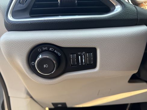 Used 2024 Chrysler Pacifica Limited w/ Uconnect Theater Family Group image 16