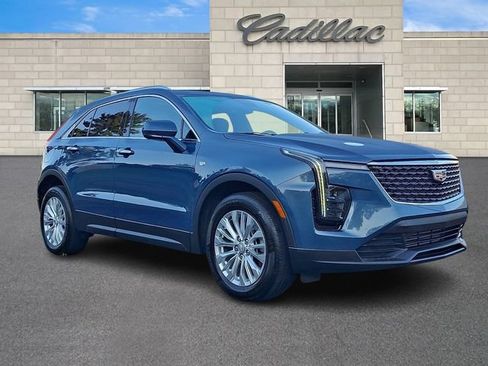 Certified 2024 Cadillac XT4 Luxury w/ Cold Weather Package AWD/4WD image 2