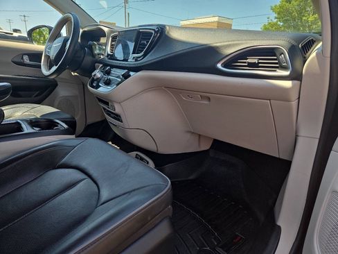 Used 2020 Chrysler Pacifica Limited FWD image 14