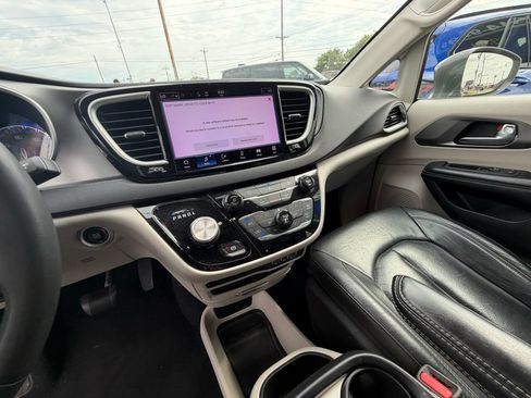 Used 2022 Chrysler Pacifica Touring-L FWD image 15