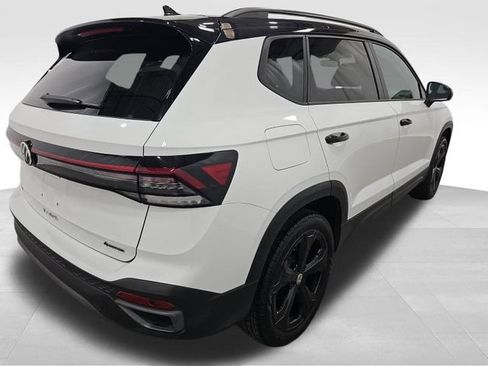 Used 2025 Volkswagen Taos SE AWD/4WD image 5