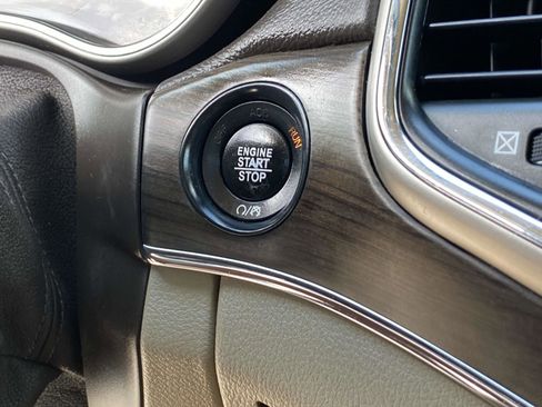 Used 2017 Jeep Grand Cherokee Overland w/ Jeep Active Safety Group image 18