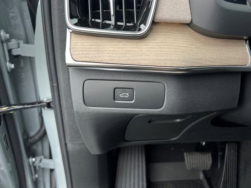 New 2026 Volvo XC90 B6 Plus w/ Protection Package Premier image 28