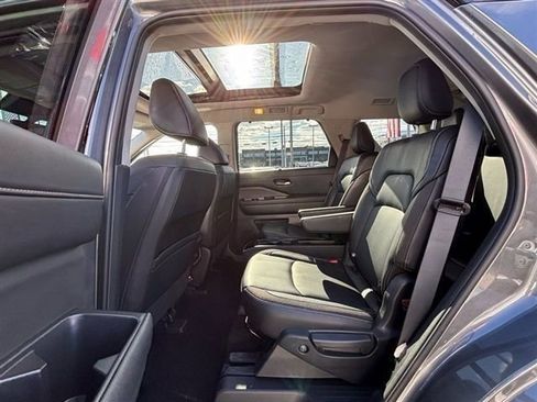 Used 2023 Nissan Pathfinder SL w/ SL Premium Package image 17