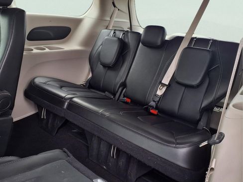 Used 2024 Chrysler Pacifica Touring-L image 11