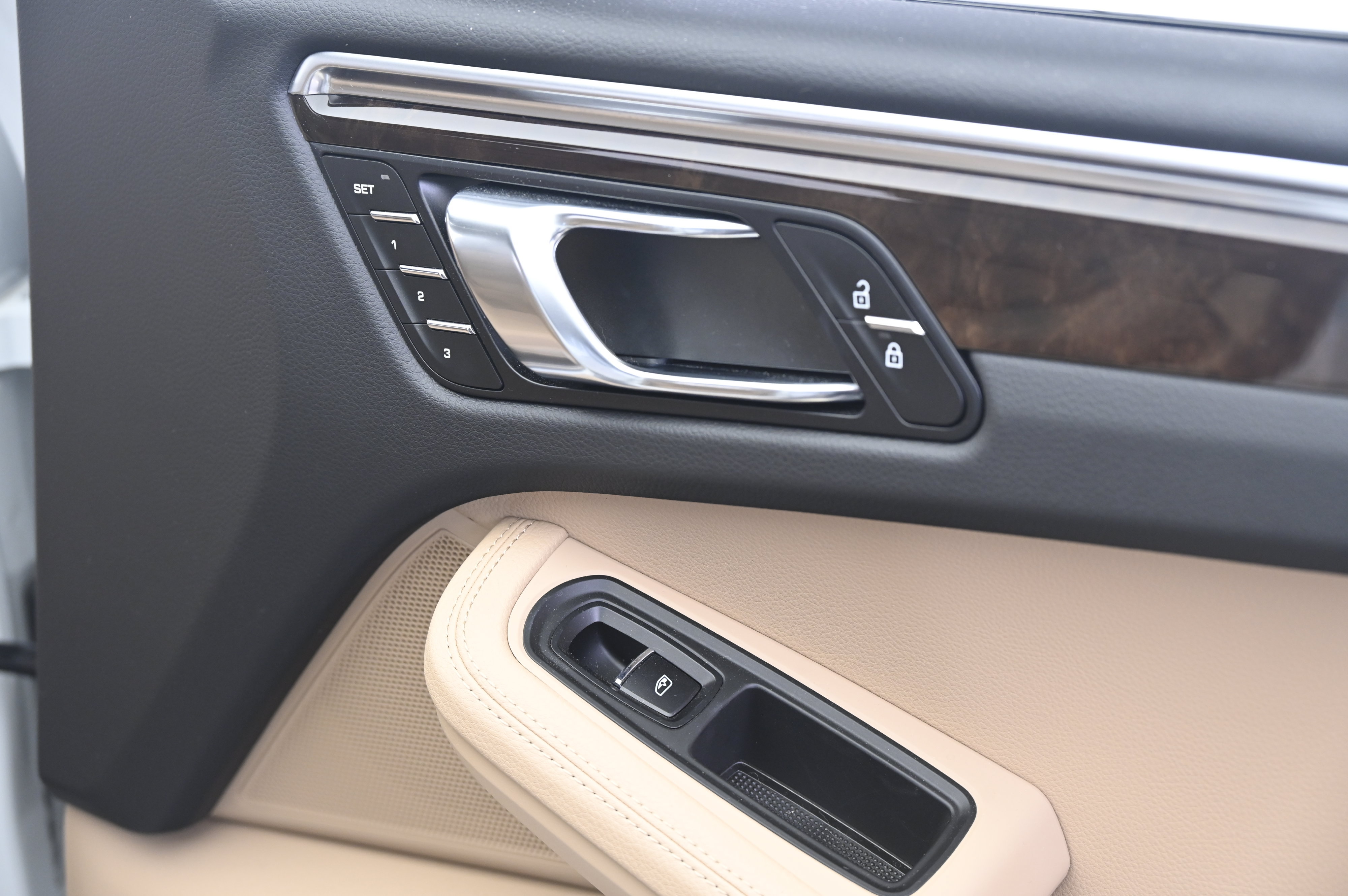 Certified 2024 Porsche Macan AWD/4WD image 21