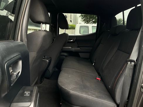 Used 2016 Toyota Tacoma TRD Sport image 11