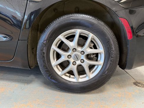 Used 2024 Chrysler Pacifica Touring-L FWD image 9