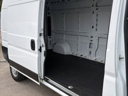 Used 2024 RAM ProMaster 2500 w/ Convenience Group FWD image 4