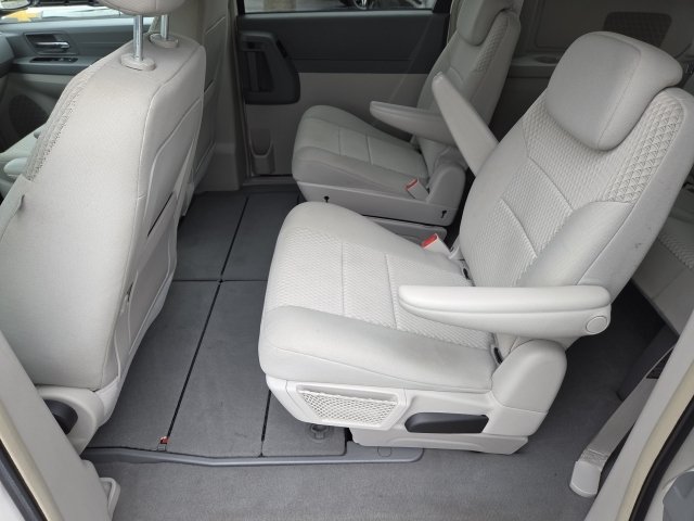 Used 2008 Chrysler Town & Country LX FWD image 11