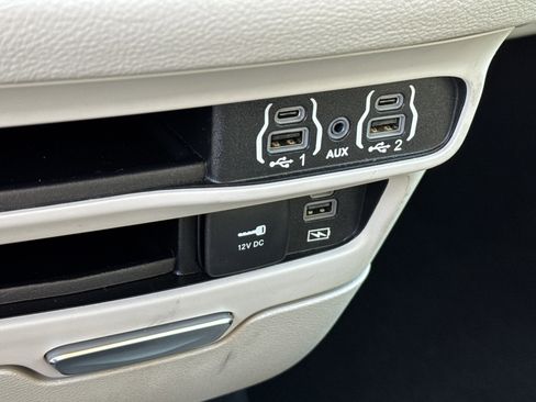 Used 2022 Chrysler Pacifica Touring-L image 36