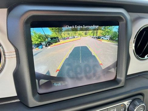 Used 2022 Jeep Wrangler Unlimited Sahara image 29