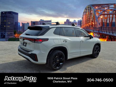 Used 2025 Volkswagen Tiguan SE R-Line image 3