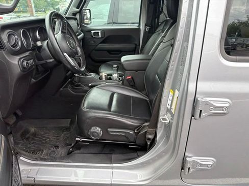 Used 2019 Jeep Wrangler Unlimited Sahara AWD/4WD image 4