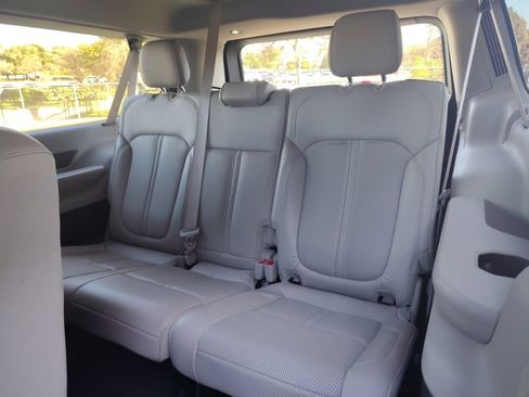 Used 2024 Jeep Wagoneer L Series III image 5