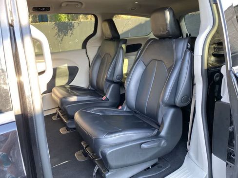Used 2024 Chrysler Pacifica Limited FWD image 15