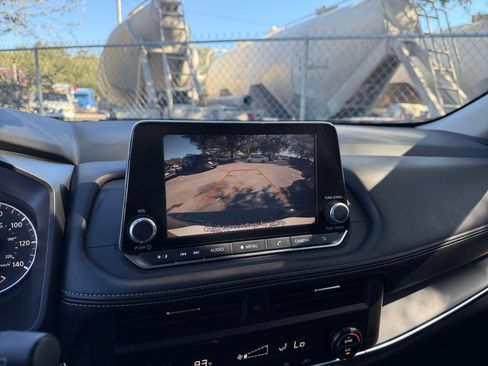 Used 2025 Nissan Rogue SV image 17