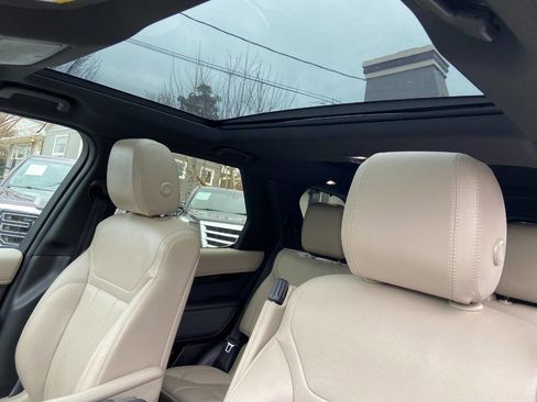 Used 2019 Land Rover Discovery SE image 15