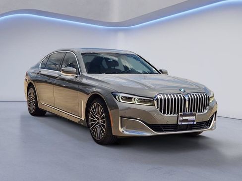 Used 2022 BMW 740i w/ Premium Package RWD image 3