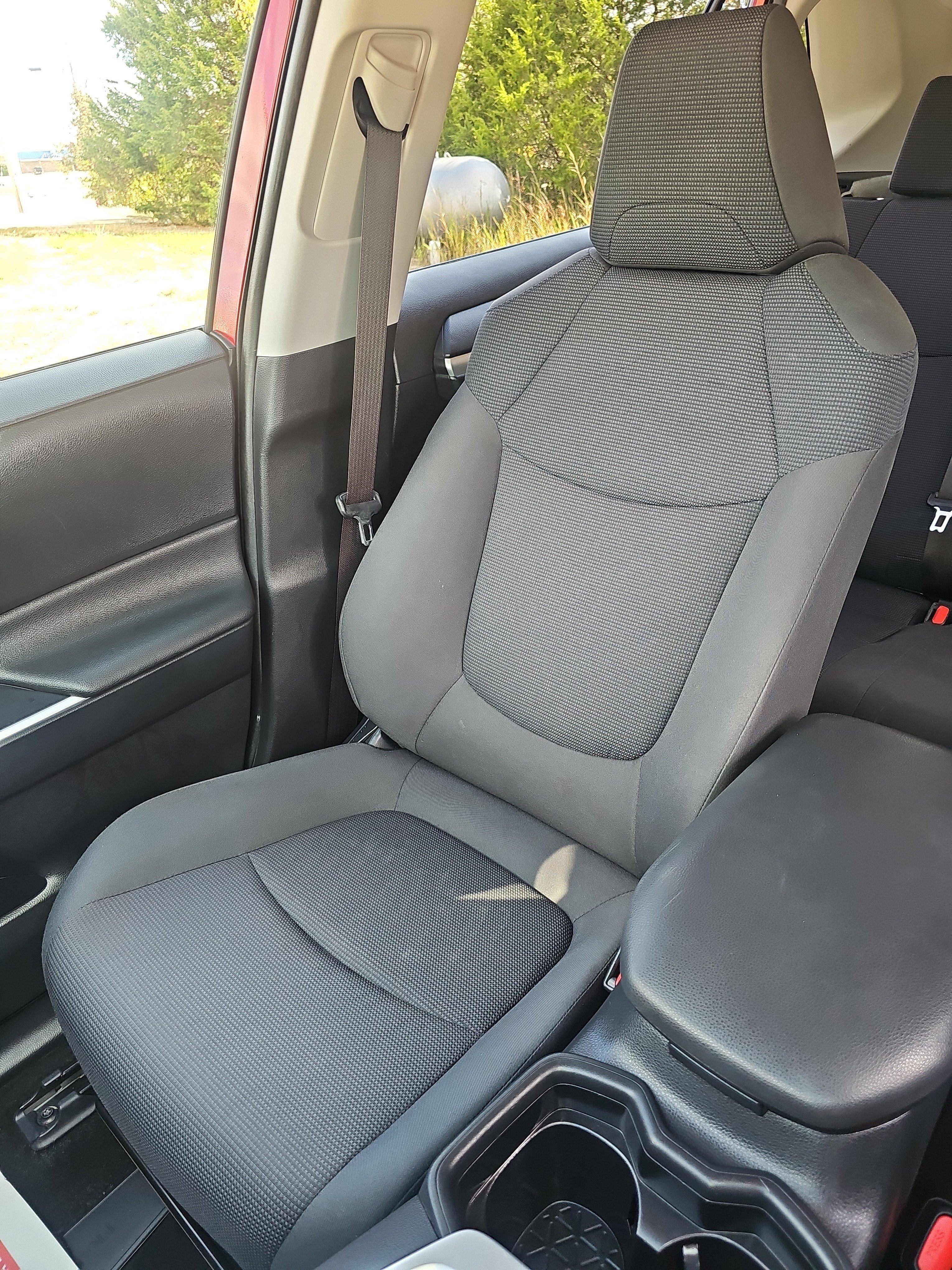 Used 2019 Toyota RAV4 LE w/ Carpet Mat Package AWD/4WD image 32