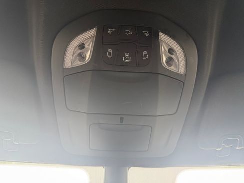 Used 2025 Chrysler Pacifica Select image 32