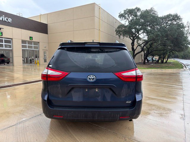 Used 2019 Toyota Sienna XLE w/ XLE Navigation Package FWD image 3