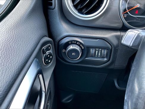 Used 2020 Jeep Wrangler Unlimited Sahara AWD/4WD image 26