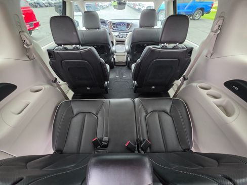 Used 2023 Chrysler Pacifica Limited FWD image 21