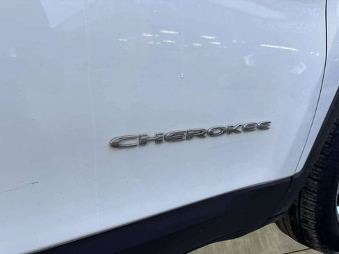 Used 2019 Jeep Cherokee Latitude w/ Cold Weather Group AWD/4WD image 27