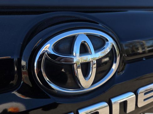 Used 2018 Toyota 4Runner SR5 image 29