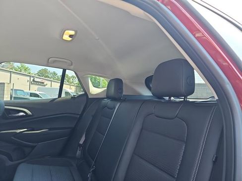 Used 2025 Chevrolet Trax LT w/ LT Convenience Package FWD image 13