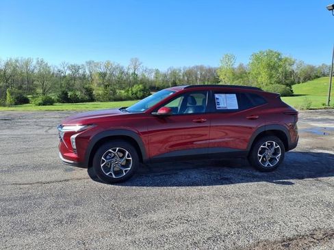 Used 2025 Chevrolet Trax LT w/ LT Convenience Package FWD image 33