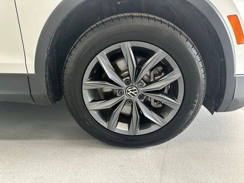 Certified 2022 Volkswagen Tiguan SE w/ Panoramic Sunroof Package image 18