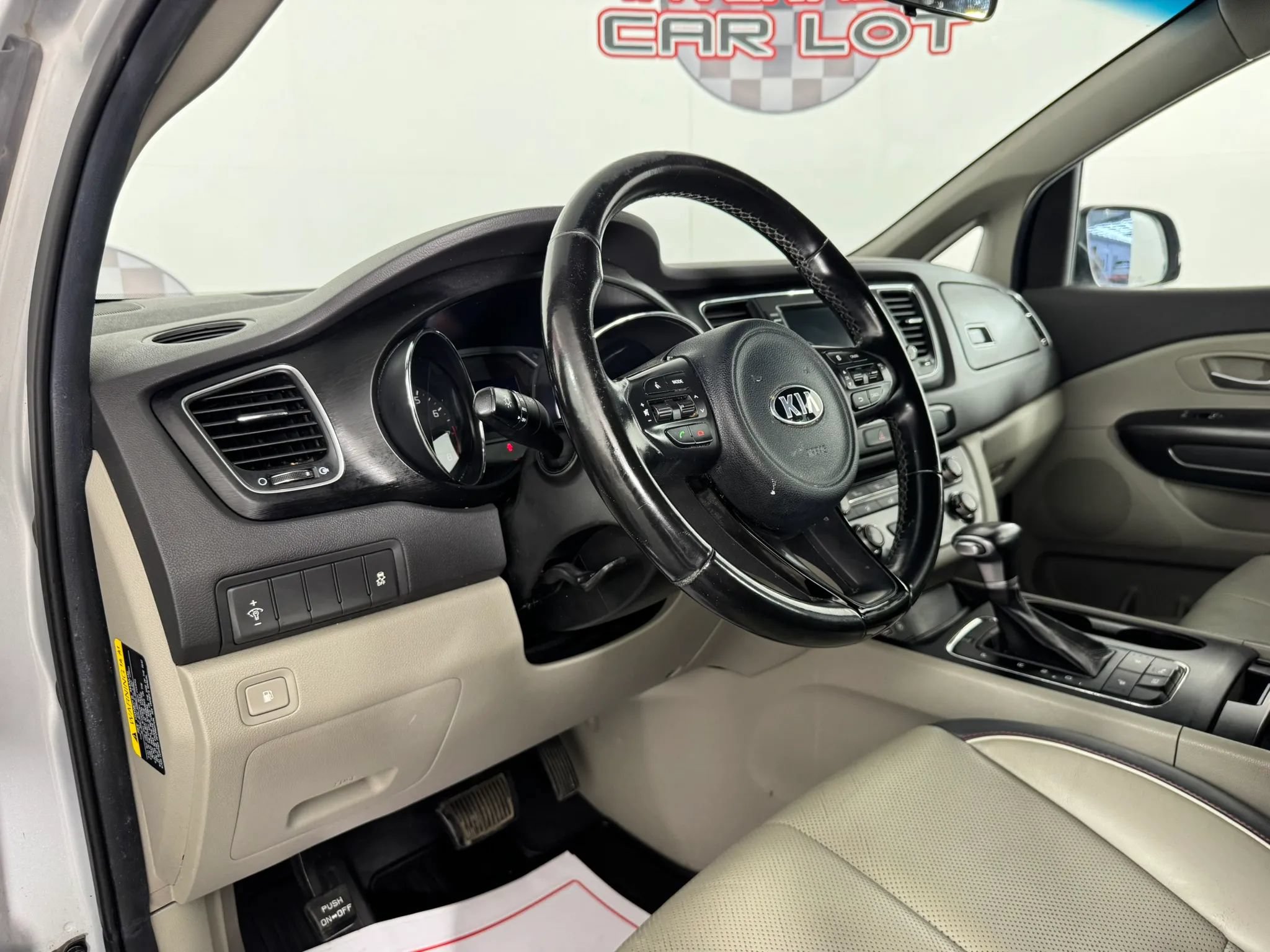 Used 2017 Kia Sedona LX w/ LX Essentials Premium Package FWD image 10