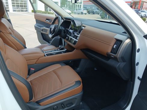 Used 2025 Nissan Pathfinder Platinum FWD image 26