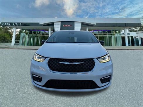 Used 2024 Chrysler Pacifica Touring-L image 8