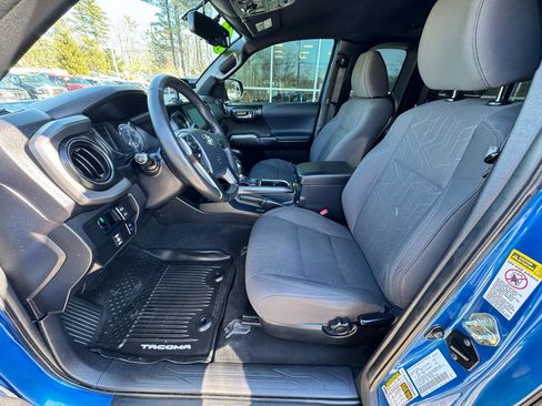 Used 2017 Toyota Tacoma TRD Off-Road w/ Tow Package AWD/4WD image 38