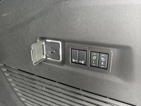 Used 2025 GMC Yukon XL AT4 Ultimate AWD/4WD image 8
