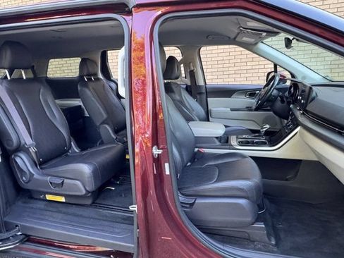 Used 2023 Kia Carnival LX FWD image 10