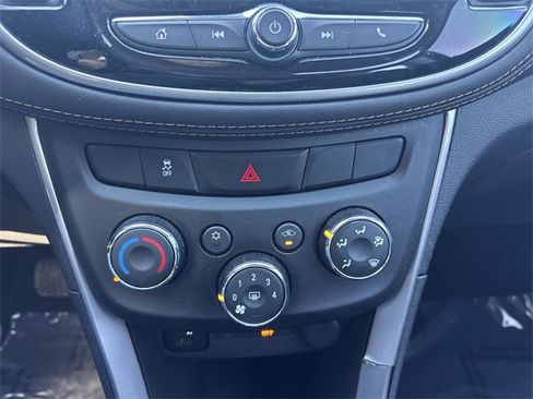 Used 2022 Chevrolet Trax LT w/ LT Convenience Package image 11