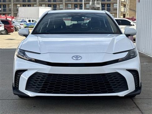 Used 2025 Toyota Camry SE image 8