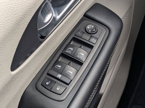 Used 2024 Chrysler Pacifica Select image 22