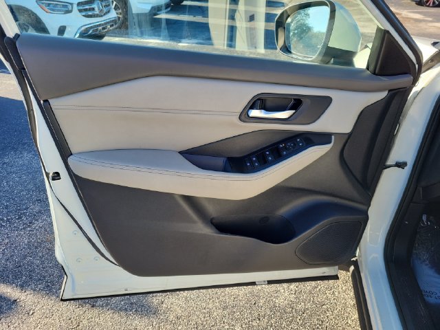 Used 2023 Nissan Rogue SV w/ SV Premium B Package FWD image 16