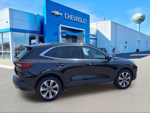 Used 2023 Ford Escape Platinum image 3