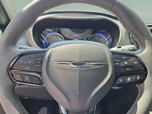 Used 2024 Chrysler Pacifica Limited w/ Uconnect Theater Family Group image 24