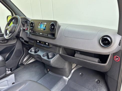 Used 2024 Mercedes-Benz Sprinter 2500 image 14