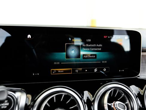 Used 2021 Mercedes-Benz GLB 250 w/ Premium Package image 25
