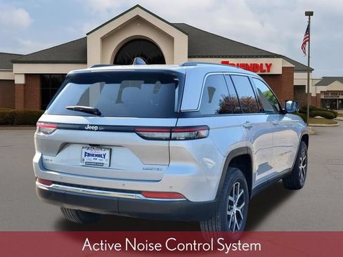 Used 2023 Jeep Grand Cherokee Limited AWD/4WD image 4