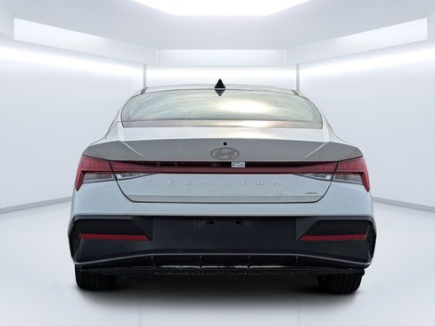 New 2025 Hyundai Elantra Limited FWD image 4