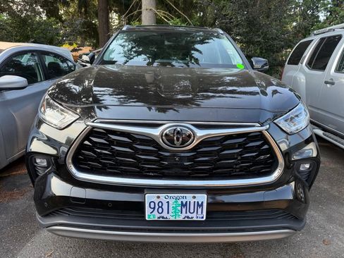 Used 2023 Toyota Highlander Platinum AWD/4WD image 3